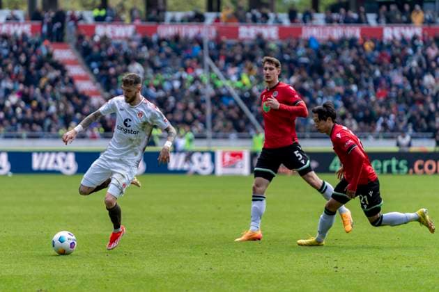 Marcel Hartel FC St Pauli, 10 , Sei Muroya Hannover 96, 21 , Phil Neumann Hannover 96, 05 GER, Hannover 96 vs FC St Pauli, Football, 2 Bundesliga, Matchday 30, Season 2023 2024, 21 04 2024 DFL REGULATIONS PROHIBIT ANY USE OF PHOTOGRAPHS AS IMAGE SEQUENCES AND OR QUASI VIDEO Hannover 96 vs FC St Pauli, Football, 2 Bundesliga, Matchday 30, Season 2023 2024, 21 04 2024 Hannover Copyright: xEibner-Pressefoto FabioxDeinertx EP_FDT