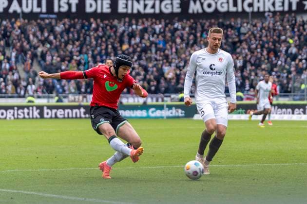 Nicolo Tresoldi Hannover 96, 09 , Hauke Wahl FC St Pauli, 05 GER, Hannover 96 vs FC St Pauli, Football, 2 Bundesliga, Matchday 30, Season 2023 2024, 21 04 2024 DFL REGULATIONS PROHIBIT ANY USE OF PHOTOGRAPHS AS IMAGE SEQUENCES AND OR QUASI VIDEO Hannover 96 vs FC St Pauli, Football, 2 Bundesliga, Matchday 30, Season 2023 2024, 21 04 2024 Hannover Copyright: xEibner-Pressefoto FabioxDeinertx EP_FDT