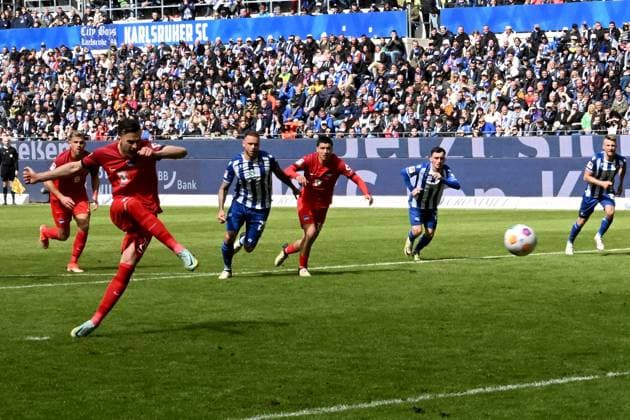 21 04 2024, xsltx, Fussball 2 Bundesliga, Karlsruher SC Hertha BSC Berlin emspor, v l Haris Tabakovic Hertha BSC Berlin scores the goal 3 2 Patrick Drewes Karlsruher SC KSC Handelfmeter DFL DFB REGULATIONS PROHIBIT ANY USE OF PHOTOGRAPHS as IMAGE SEQUENCES and or QUASI VIDEO Karlsruhe