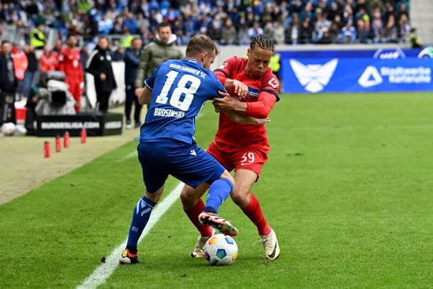 21 04 2024, xsltx, Fußball 2 Bundesliga, Karlsruher SC Hertha BSC Berlin emspor, v l Daniel Brosinski Karlsruher SC KSC Derry Scherhant Hertha BSC Berlin Zweikampf, Aktion, action, battle for the ball DFL DFB REGULATIONS PROHIBIT ANY USE OF PHOTOGRAPHS as IMAGE SEQUENCES and or QUASI VIDEO Karlsruhe
