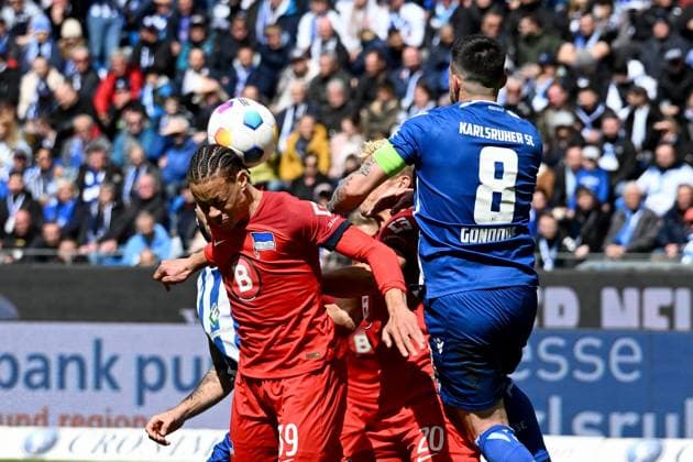 21 04 2024, xsltx, Fussball 2 Bundesliga, Karlsruher SC Hertha BSC Berlin emspor, v l Derry Scherhant Hertha BSC Berlin Jerome Gondorf Karlsruher SC KSC Zweikampf, Aktion, action, battle for the ball DFL DFB REGULATIONS PROHIBIT ANY USE OF PHOTOGRAPHS as IMAGE SEQUENCES and or QUASI VIDEO Karlsruhe