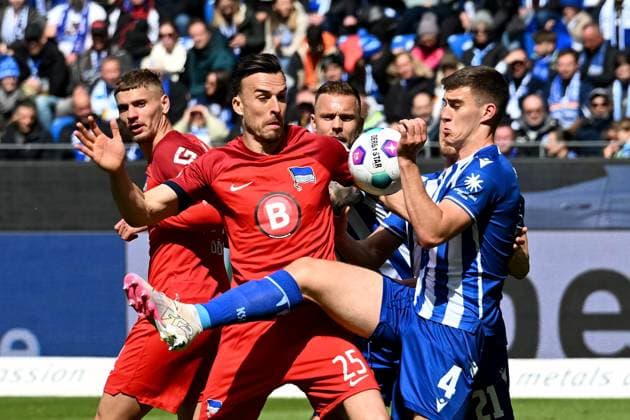 21 04 2024, xsltx, Fußball 2 Bundesliga, Karlsruher SC Hertha BSC Berlin emspor, v l Haris Tabakovic Hertha BSC Berlin Marcel Beifus Karlsruher SC KSC Zweikampf, Aktion, action, battle for the ball Handspiel Video Assistant Referee Schiedsrichter Videobeweis VAR Harm Osmers Hannover DFL DFB REGULATIONS PROHIBIT ANY USE OF PHOTOGRAPHS as IMAGE SEQUENCES and or QUASI VIDEO Karlsruhe