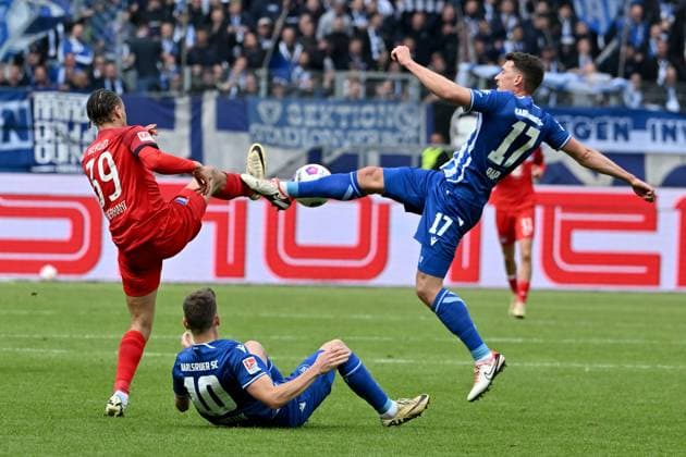 21 04 2024, xsltx, Fussball 2 Bundesliga, Karlsruher SC Hertha BSC Berlin emspor, v l Derry Scherhant Hertha BSC Berlin Nicolai Rapp Karlsruher SC KSC Zweikampf, Aktion, action, battle for the ball DFL DFB REGULATIONS PROHIBIT ANY USE OF PHOTOGRAPHS as IMAGE SEQUENCES and or QUASI VIDEO Karlsruhe