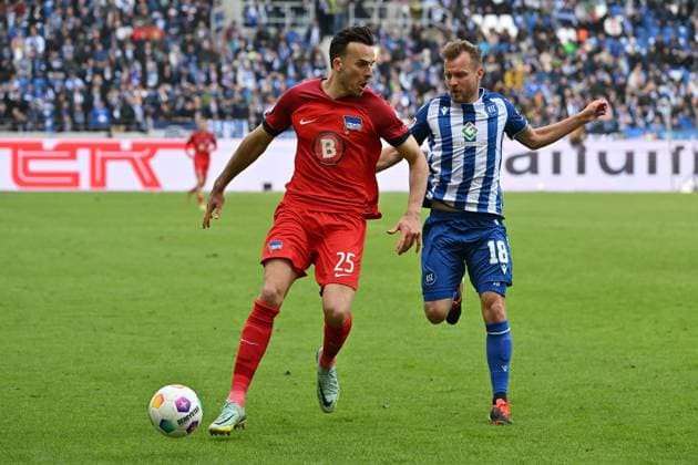 21 04 2024, xsltx, Fußball 2 Bundesliga, Karlsruher SC Hertha BSC Berlin emspor, v l Haris Tabakovic Hertha BSC Berlin Daniel Brosinski Karlsruher SC KSC Zweikampf, Aktion, action, battle for the ball DFL DFB REGULATIONS PROHIBIT ANY USE OF PHOTOGRAPHS as IMAGE SEQUENCES and or QUASI VIDEO Karlsruhe