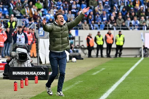 21 04 2024, xsltx, Fussball 2 Bundesliga, Karlsruher SC Hertha BSC Berlin emspor, v l Trainer Christian Eichner Karlsruher SC KSC gesticulates gives instructions with arms gesticulates gives instructions, gesticulate DFL DFB REGULATIONS PROHIBIT ANY USE OF PHOTOGRAPHS as IMAGE SEQUENCES and or QUASI VIDEO Karlsruhe