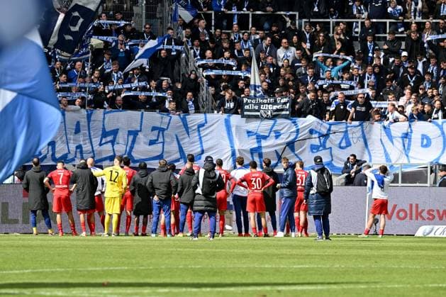 21 04 2024, xsltx, Soccer 2 Bundesliga, Karlsruher SC Hertha BSC Berlin emspor, v l The Berliners with the fans after the match DFL DFB REGULATIONS PROHIBIT ANY USE OF PHOTOGRAPHS as IMAGE SEQUENCES and or QUASI VIDEO Karlsruhe