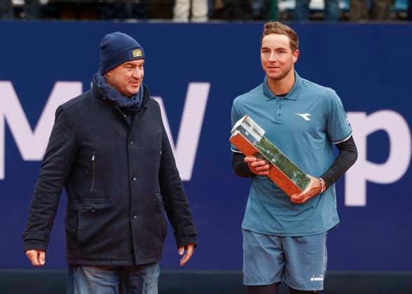 State Premier Markus Soeder presents the trophy to the winner Jan Lennard Struff GER Tennis BMW Open 2024 ATP MTTC Iphitos Munich Germany April 21, 2024 Copyright: xJuergenxHasenkopfx