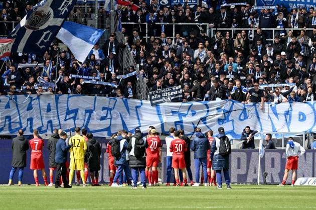 21 04 2024, xsltx, Soccer 2 Bundesliga, Karlsruher SC Hertha BSC Berlin emspor, v l The Berliners with the fans after the match DFL DFB REGULATIONS PROHIBIT ANY USE OF PHOTOGRAPHS as IMAGE SEQUENCES and or QUASI VIDEO Karlsruhe