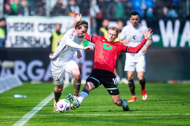 21 04 2024 Soccer, 2023 2024, 1 Bundesliga, Matchday 30, Hannover 96 FC St Pauli L R Connor Metcalfe Pauli , Sebastian Ernst Hannover DFL REGULATIONS PROHIBIT ANY USE OF PHOTOGRAPHS AS IMAGE SEQUENCES AND OR QUASI VIDEO