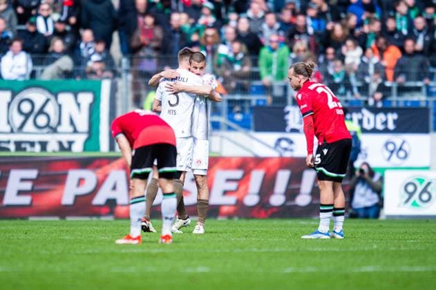 21 04 2024 Soccer, 2023 2024, 1 Bundesliga, Matchday 30, Hannover 96 FC St Pauli M R Karol Mets Pauli , Adam Dzwigala Pauli , Lars Gindorf Hannover DFL REGULATIONS PROHIBIT ANY USE OF PHOTOGRAPHS AS IMAGE SEQUENCES AND OR QUASI VIDEO