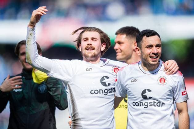21 04 2024 Soccer, 2023 2024, 1 Bundesliga, Matchday 30, Hannover 96 FC St Pauli L R Connor Metcalfe Pauli , Manolis Saliakas Pauli DFL REGULATIONS PROHIBIT ANY USE OF PHOTOGRAPHS AS IMAGE SEQUENCES AND OR QUASI VIDEO