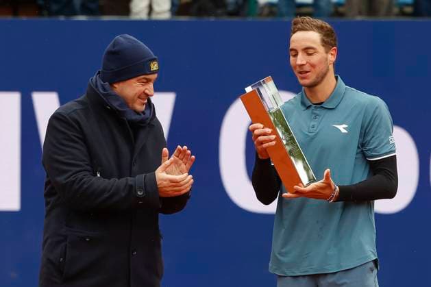 State Premier Markus Soeder presents the trophy to the winner Jan Lennard Struff GER Copyright: xJuergenxHasenkopfx