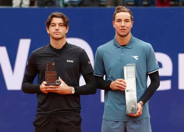 L R Finalist Taylor Fritz and winner Jan Lennard Struff GER with the trophy and winning car Tennis BMW Open 2024 ATP MTTC Iphitos Munich Germany April 21, 2024 Copyright: xJuergenxHasenkopfx