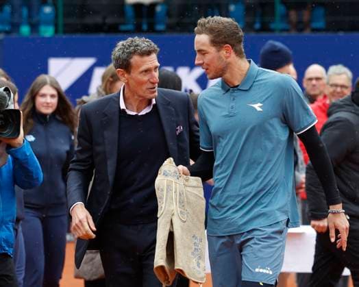 Tournament Director Patrik Kuehnen hands over lederhosen to winner Jan Lennard Struff GER with the trophy and winning car Tennis BMW Open 2024 ATP MTTC Iphitos Munich Germany April 21, 2024 Copyright: xJuergenxHasenkopfx