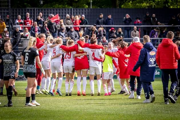 GOOGLE PIXEL Womens Bundesliga 1 FC Köln SC Freiburg, 21 04 2024 The players of 1 FC Köln celebrate their victory GOOGLE PIXEL Womens Bundesliga 1 FC Köln SC Freiburg, Matchday 19, on 21 04 2024 at the Franz Kremer Stadium in Cologne DFL REGULATIONS PROHIBIT ANY USE OF PHOTOGRAPHS AS IMAGE SEQUENCES AND OR QUASI VIDEO Copyright: xBEAUTIFULxSPORTS LeahxKohringx