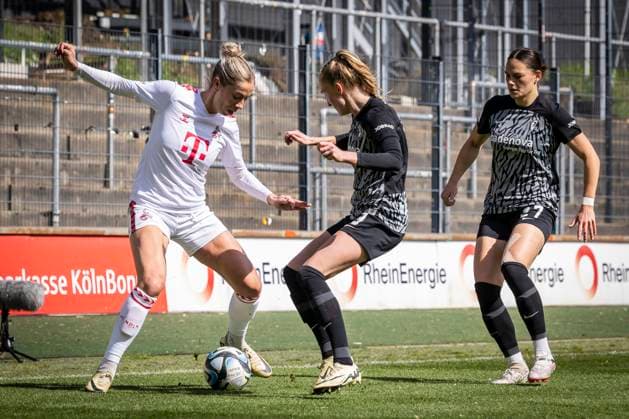 GOOGLE PIXEL Womens Bundesliga 1 FC Köln SC Freiburg, 21 04 2024 Sharon Beck 1 FC Köln, 10 and Janina Minge SC Freiburg, 9 GOOGLE PIXEL Womens Bundesliga 1 FC Köln SC Freiburg, 19 Matchday, on 21 04 2024 at Franz Kremer Stadium in Cologne DFL REGULATIONS PROHIBIT ANY USE OF PHOTOGRAPHS AS IMAGE SEQUENCES AND OR QUASI VIDEO Copyright: xBEAUTIFULxSPORTS LeahxKohringx