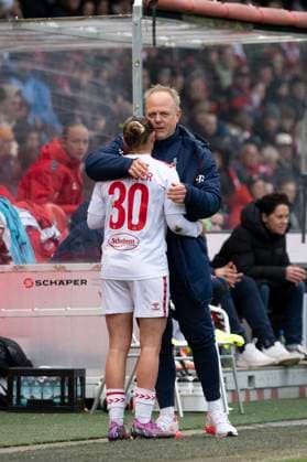 Köln, Germany, April 21, 2024: Koeln, Germany, April 21 2024: Koeln Headcoach Daniel Weber welcomes Carlotta Wamser (30 Koeln) after her substitution during the Google Pixel Frauen-Bundesliga game between 1. FC Koeln and SC Freiburg at the Franz-Kremer-Stadion in Köln, Germany (Martin Pitsch SPP) (Martin Pitsch SPP) Copyright: xMartinxPitschx xSPPx spp-en-MaPiSp-20240421_NIKON Z 6_KOEvSCF_DSC9799