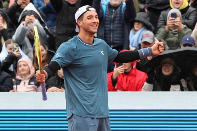 Winner, Jan Lennard Struff GER cheers, jubilation, enthusiasm, joy, at the end of the match Tennis BMW Open 2024 Final Jan Lennard Struff Taylor Fritz Munich 21 04 2024 PHOTO Mladen Lackovic LakoPress