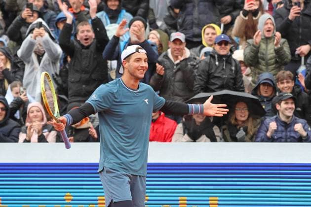Winner, Jan Lennard Struff GER cheers, jubilation, enthusiasm, joy, at the end of the match, fans, spectators, audience Tennis BMW Open 2024 Final Jan Lennard Struff Taylor Fritz Munich 21 04 2024 PHOTO Mladen Lackovic LakoPress