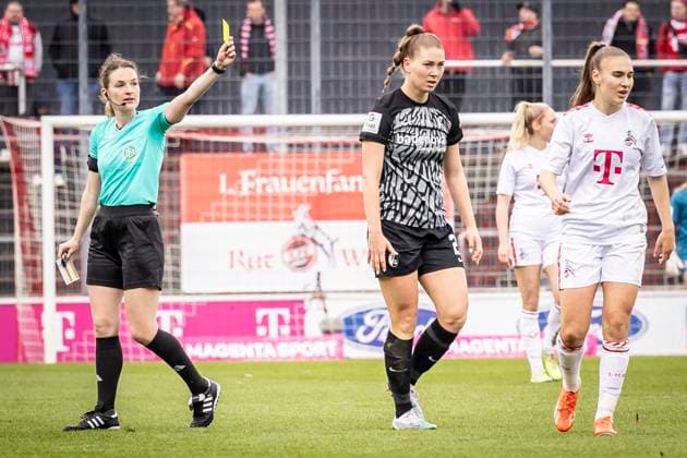 GOOGLE PIXEL Womens Bundesliga 1 FC Köln SC Freiburg, 21 04 2024 Miriam Schwermer Rieder gives Samantha Steuerwald SC Freiburg, 21 the yellow card GOOGLE PIXEL Womens Bundesliga 1 FC Köln SC Freiburg, 19 Matchday, on 21 04 2024 at Franz Kremer Stadium in Cologne DFL REGULATIONS PROHIBIT ANY USE OF PHOTOGRAPHS AS IMAGE SEQUENCES AND OR QUASI VIDEO Copyright: xBEAUTIFULxSPORTS LeahxKohringx