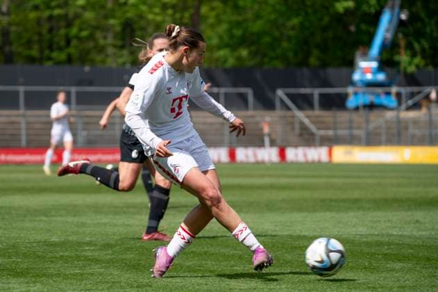 Köln, Germany, April 21, 2024: Koeln, Germany, April 21 2024: Carlotta Wamser (30 Koeln) crosses the ball during the Google Pixel Frauen-Bundesliga game between 1. FC Koeln and SC Freiburg at the Franz-Kremer-Stadion in Köln, Germany (Martin Pitsch SPP) (Martin Pitsch SPP) Copyright: xMartinxPitschx xSPPx spp-en-MaPiSp-20240421_NIKON Z 6_KOEvSCF_DSC9628