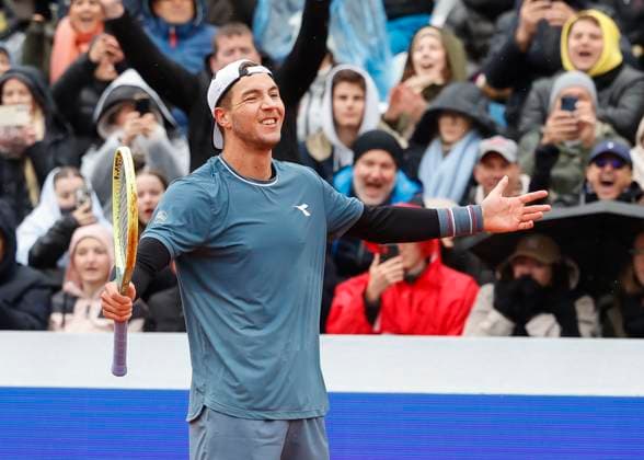 Jan Lennard Struff GER cheers after the win, jubilation, joy, emotion Tennis BMW Open 2024 ATP MTTC Iphitos Munich Germany April 21, 2024 Copyright: xJuergenxHasenkopfx