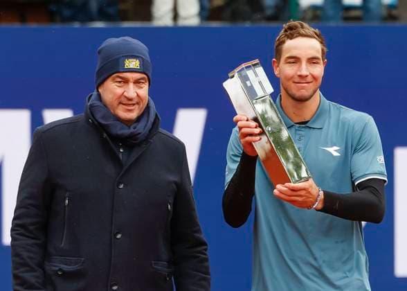 State Premier Markus Soeder presents the trophy to the winner Jan Lennard Struff GER Tennis BMW Open 2024 ATP MTTC Iphitos Munich Germany April 21, 2024 Copyright: xJuergenxHasenkopfx