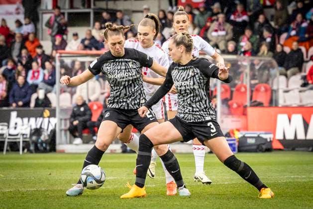 GOOGLE PIXEL Womens Bundesliga 1 FC Köln SC Freiburg, 21 04 2024 Samantha Steuerwald SC Freiburg, 21 , Alina Axtmann SC Freiburg, 3 and Alena Bienz 1 FC Köln, 11 GOOGLE PIXEL Womens Bundesliga 1 FC Köln SC Freiburg, 19 Matchday, on 21 04 2024 at Franz Kremer Stadium in Cologne DFL REGULATIONS PROHIBIT ANY USE OF PHOTOGRAPHS AS IMAGE SEQUENCES AND OR QUASI VIDEO Copyright: xBEAUTIFULxSPORTS LeahxKohringx
