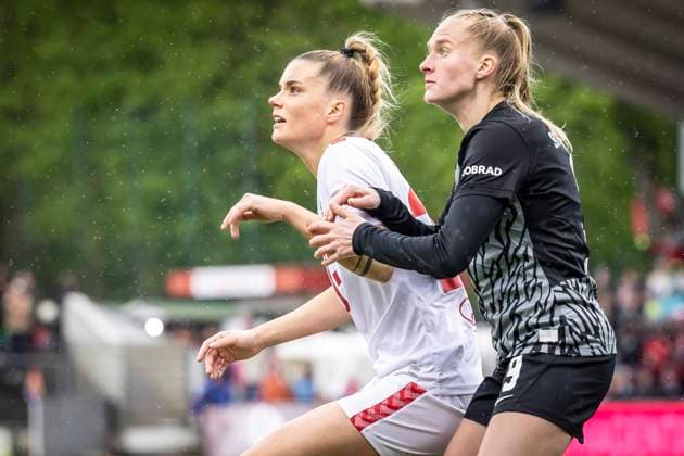 GOOGLE PIXEL Womens Bundesliga 1 FC Köln SC Freiburg, 21 04 2024 With a view of the ball Selina Cerci 1 FC Köln, 29 and Janina Minge SC Freiburg, 9 GOOGLE PIXEL Womens Bundesliga 1 FC Köln SC Freiburg, 19 Matchday, on 21 04 2024 at the Franz Kremer Stadium in Cologne DFL REGULATIONS PROHIBIT ANY USE OF PHOTOGRAPHS AS IMAGE SEQUENCES AND OR QUASI VIDEO Copyright: xBEAUTIFULxSPORTS LeahxKohringx