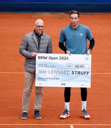 21 04 2024, BMW Open 2024, MTTC Iphitos Muenchen , Tennis, Sport, in the picture Jan Lennard Struff GER gets a check for 88 000Û