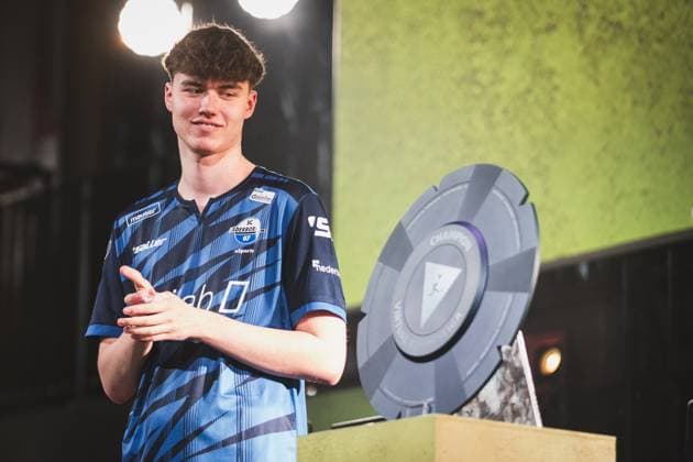 Virtual Bundesliga Grand Final by WOW 21 04 2024 Jonas Wirth Jonny, SC Paderborn 07 , The championship disk of the Virtual Bundesliga Grand Final by WOW Virtual Bundesliga Grand Final by WOW 21 04 2024 Copyright: xBEAUTIFULxSPORTS Buriakovx