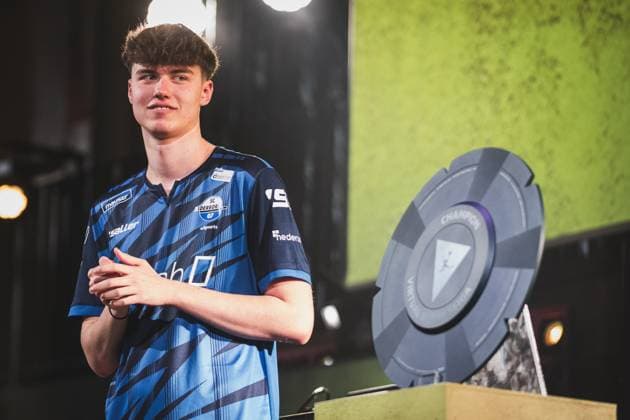 Virtual Bundesliga Grand Final by WOW 21 04 2024 Jonas Wirth Jonny, SC Paderborn 07 , The championship disk of the Virtual Bundesliga Grand Final by WOW Virtual Bundesliga Grand Final by WOW 21 04 2024 Copyright: xBEAUTIFULxSPORTS Buriakovx