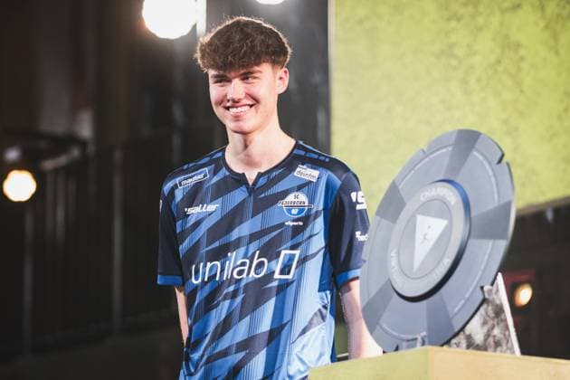 Virtual Bundesliga Grand Final by WOW 21 04 2024 Jonas Wirth Jonny, SC Paderborn 07 , The championship disk of the Virtual Bundesliga Grand Final by WOW Virtual Bundesliga Grand Final by WOW 21 04 2024 Copyright: xBEAUTIFULxSPORTS Buriakovx