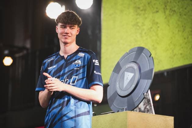 Virtual Bundesliga Grand Final by WOW 21 04 2024 Jonas Wirth Jonny, SC Paderborn 07 , The championship disk of the Virtual Bundesliga Grand Final by WOW Virtual Bundesliga Grand Final by WOW 21 04 2024 Copyright: xBEAUTIFULxSPORTS Buriakovx