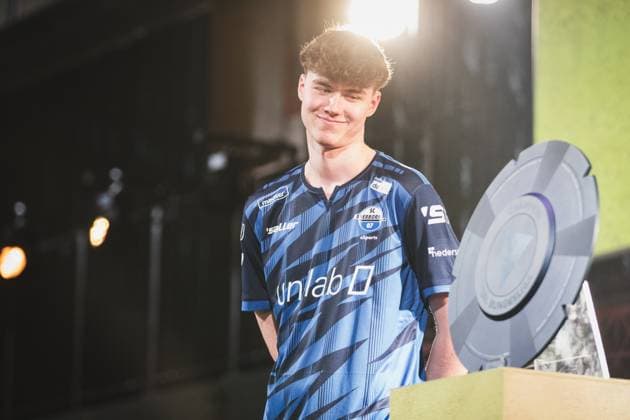 Virtual Bundesliga Grand Final by WOW 21 04 2024 Jonas Wirth Jonny, SC Paderborn 07 , The championship disk of the Virtual Bundesliga Grand Final by WOW Virtual Bundesliga Grand Final by WOW 21 04 2024 Copyright: xBEAUTIFULxSPORTS Buriakovx