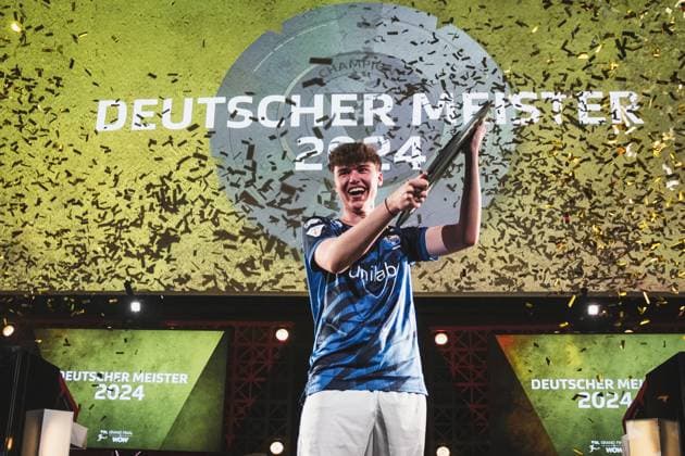 Bilder des Jahres 2024, Sport 04 April Sport Themen der Woche KW16 Sport Bilder des Tages Virtual Bundesliga Grand Final by WOW; 21.04.2024 Jonas Wirth (Jonny, SC Paderborn 07) im Jubel, Die Meisterscheibe der Virtual Bundesliga Grand Final by WOW. Virtual Bundesliga Grand Final by WOW; 21.04.2024 *** Virtual Bundesliga Grand Final by WOW 21 04 2024 Jonas Wirth Jonny, SC Paderborn 07 in jubilation, The championship disk of the Virtual Bundesliga Grand Final by WOW Virtual Bundesliga Grand Final by WOW 21 04 2024 Copyright: xBEAUTIFULxSPORTS Buriakovx