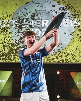 Virtual Bundesliga Grand Final by WOW 21 04 2024 Jonas Wirth Jonny, SC Paderborn 07 in jubilation, The championship disk of the Virtual Bundesliga Grand Final by WOW Virtual Bundesliga Grand Final by WOW 21 04 2024 Copyright: xBEAUTIFULxSPORTS Buriakovx