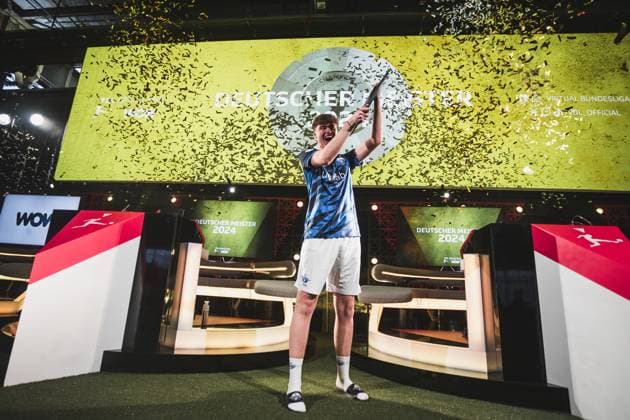 Virtual Bundesliga Grand Final by WOW 21 04 2024 Jonas Wirth Jonny, SC Paderborn 07 in jubilation, The championship disk of the Virtual Bundesliga Grand Final by WOW Virtual Bundesliga Grand Final by WOW 21 04 2024 Copyright: xBEAUTIFULxSPORTS Buriakovx