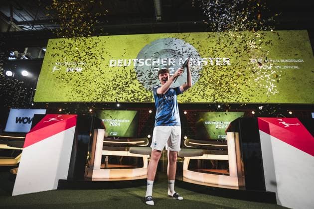 Virtual Bundesliga Grand Final by WOW 21 04 2024 Jonas Wirth Jonny, SC Paderborn 07 in jubilation, The championship disk of the Virtual Bundesliga Grand Final by WOW Virtual Bundesliga Grand Final by WOW 21 04 2024 Copyright: xBEAUTIFULxSPORTS Buriakovx
