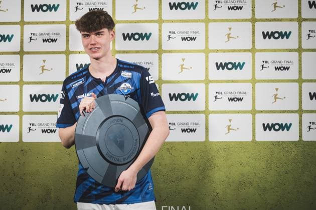 Virtual Bundesliga Grand Final by WOW 21 04 2024 Jonas Wirth Jonny, SC Paderborn 07 in jubilation, The championship disk of the Virtual Bundesliga Grand Final by WOW Virtual Bundesliga Grand Final by WOW 21 04 2024 Copyright: xBEAUTIFULxSPORTS Buriakovx