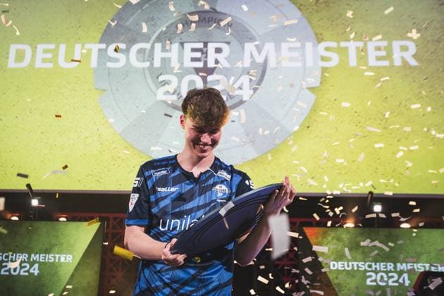 Virtual Bundesliga Grand Final by WOW 21 04 2024 Jonas Wirth Jonny, SC Paderborn 07 in jubilation, The championship disk of the Virtual Bundesliga Grand Final by WOW Virtual Bundesliga Grand Final by WOW 21 04 2024 Copyright: xBEAUTIFULxSPORTS Buriakovx