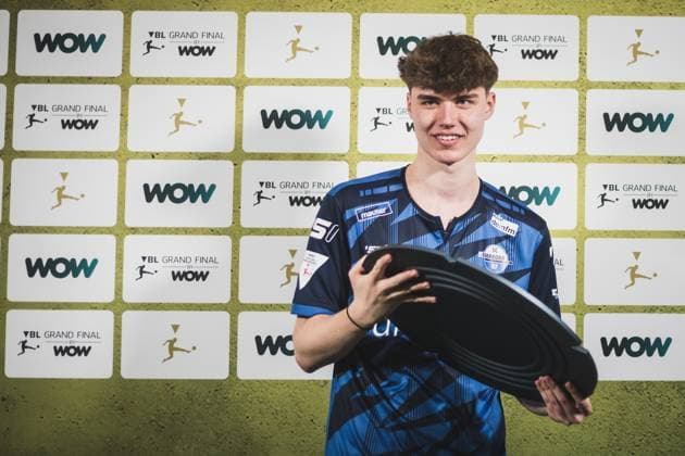 Virtual Bundesliga Grand Final by WOW 21 04 2024 Jonas Wirth Jonny, SC Paderborn 07 in jubilation, The championship disk of the Virtual Bundesliga Grand Final by WOW Virtual Bundesliga Grand Final by WOW 21 04 2024 Copyright: xBEAUTIFULxSPORTS Buriakovx