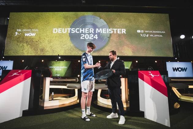 Virtual Bundesliga Grand Final by WOW 21 04 2024 Jonas Wirth Jonny, SC Paderborn 07 in jubilation, The championship disk of the Virtual Bundesliga Grand Final by WOW Virtual Bundesliga Grand Final by WOW 21 04 2024 Copyright: xBEAUTIFULxSPORTS Buriakovx