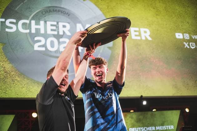 Virtual Bundesliga Grand Final by WOW 21 04 2024 Jonas Wirth Jonny, SC Paderborn 07 in jubilation, The championship disk of the Virtual Bundesliga Grand Final by WOW Virtual Bundesliga Grand Final by WOW 21 04 2024 Copyright: xBEAUTIFULxSPORTS Buriakovx