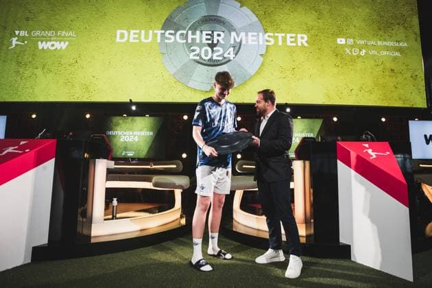 Virtual Bundesliga Grand Final by WOW 21 04 2024 Jonas Wirth Jonny, SC Paderborn 07 in jubilation, The championship disk of the Virtual Bundesliga Grand Final by WOW Virtual Bundesliga Grand Final by WOW 21 04 2024 Copyright: xBEAUTIFULxSPORTS Buriakovx