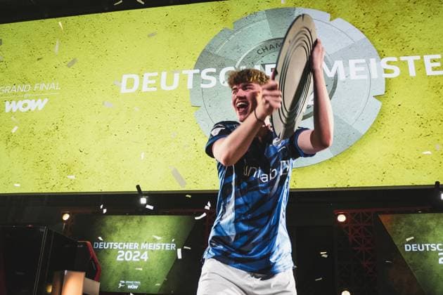 Virtual Bundesliga Grand Final by WOW 21 04 2024 Jonas Wirth Jonny, SC Paderborn 07 in jubilation, The championship disk of the Virtual Bundesliga Grand Final by WOW Virtual Bundesliga Grand Final by WOW 21 04 2024 Copyright: xBEAUTIFULxSPORTS Buriakovx