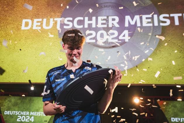 Virtual Bundesliga Grand Final by WOW 21 04 2024 Jonas Wirth Jonny, SC Paderborn 07 in jubilation, The championship disk of the Virtual Bundesliga Grand Final by WOW Virtual Bundesliga Grand Final by WOW 21 04 2024 Copyright: xBEAUTIFULxSPORTS Buriakovx