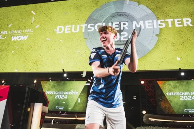 Virtual Bundesliga Grand Final by WOW 21 04 2024 Jonas Wirth Jonny, SC Paderborn 07 in jubilation, The championship disk of the Virtual Bundesliga Grand Final by WOW Virtual Bundesliga Grand Final by WOW 21 04 2024 Copyright: xBEAUTIFULxSPORTS Buriakovx
