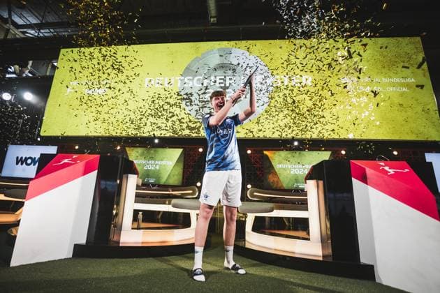 Virtual Bundesliga Grand Final by WOW 21 04 2024 Jonas Wirth Jonny, SC Paderborn 07 in jubilation, The championship disk of the Virtual Bundesliga Grand Final by WOW Virtual Bundesliga Grand Final by WOW 21 04 2024 Copyright: xBEAUTIFULxSPORTS Buriakovx