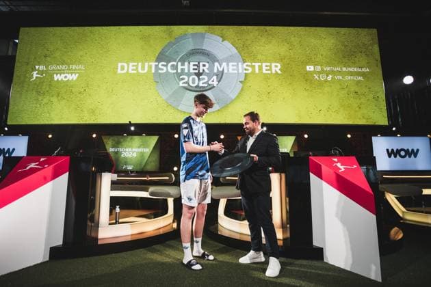 Virtual Bundesliga Grand Final by WOW 21 04 2024 Jonas Wirth Jonny, SC Paderborn 07 in jubilation, The championship disk of the Virtual Bundesliga Grand Final by WOW Virtual Bundesliga Grand Final by WOW 21 04 2024 Copyright: xBEAUTIFULxSPORTS Buriakovx